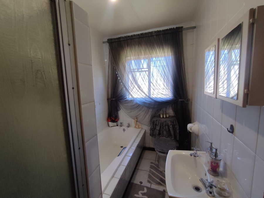 4 Bedroom Property for Sale in Pellissier Free State